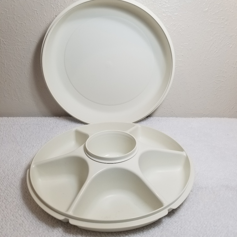 Tupperware divided vegetable chip and dip tray with lid